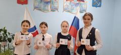 Учащимся вручили значки отличия ГТО.